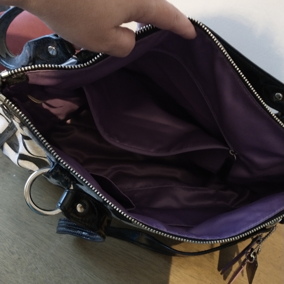 Gently Used AUTHENTIC Coach Shoulder Bag with a GORGEOUS purple lining! - Picture 3 of 5
